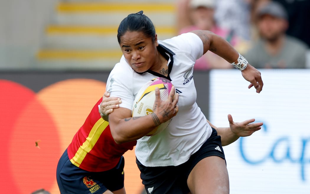 Ayesha Leti-I'iga goes over for a try.