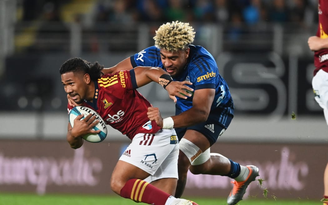 Folau Fakatava of the Highlanders and Hoskins Sotutu of the Blues.
Blues v Highlanders. Super Rugby Pacific Quarter-final at Eden Park in Auckland, New Zealand. Saturday 4 June 2022. © Copyright photo: Andrew Cornaga / www.photosport.nz