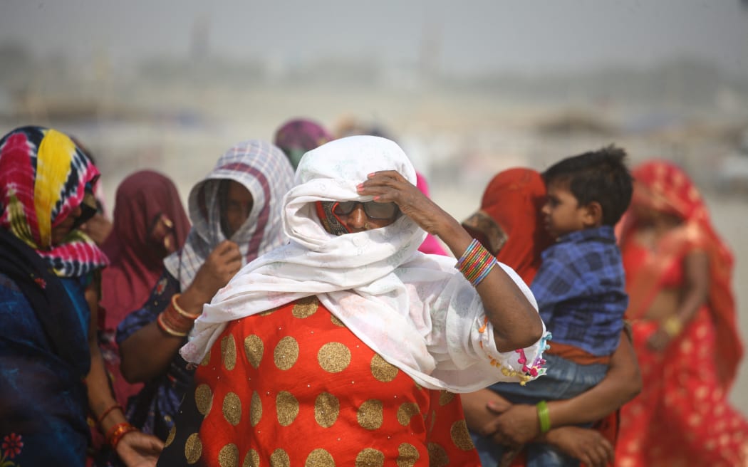 Local commuters pass through massive heatwave during a hot day at sangam in Allahabad on June 7, 2022. As the mercury level continues , heat wave conditions intensified in many parts of Uttar Pradesh with maximum tempreture of 46 degree in Allahabad . (Photo by Ritesh Shukla/NurPhoto) (Photo by Ritesh Shukla / NurPhoto / NurPhoto via AFP)