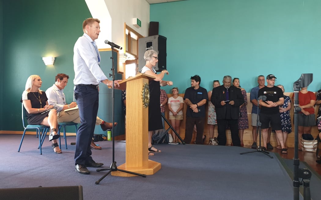 Detective Inspector Mike Foster, of Eastern District Police Gang Focus Unit, speaks to Taradale residents at a public meeting.