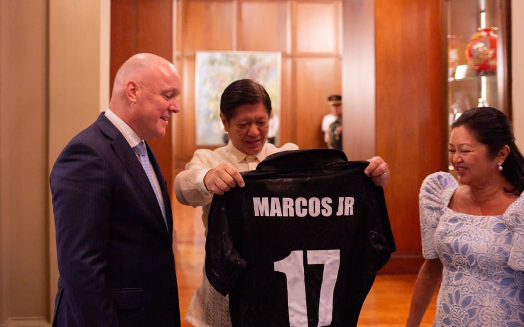 Prime Minister Christopher Luxon presents Philippines President Ferdinand "Bongbong" Romualdez Marcos Jr with an All Blacks jersey with his name on it.