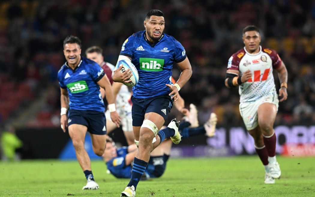 Cameron Suafoa (centre) of the Blues makes a break during the Super Rugby Pacific Round 13 match between the Queensland Reds and the Auckland Blues at Suncorp Stadium in Brisbane, Friday, May 19, 2023. (AAP Image/Darren England / www.photosport.nz)
