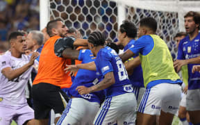 General brawl between Cruzeiro and Atletico players during a match at Mineirao stadium for the 2026 Mineiro championship.