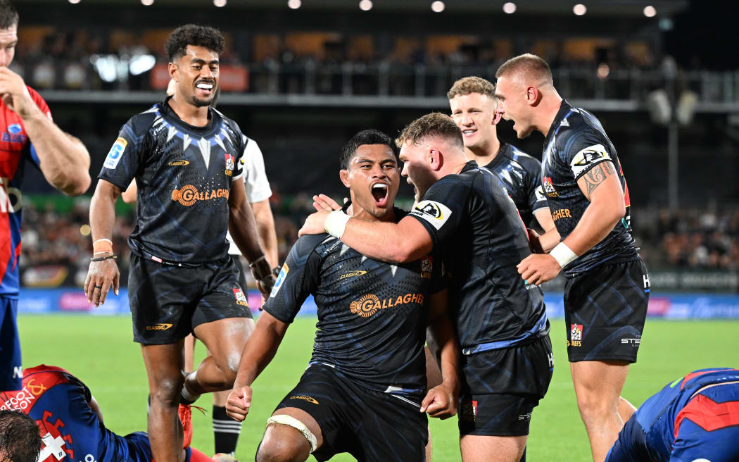 Tupou Vaa'i of the Chiefs scores.