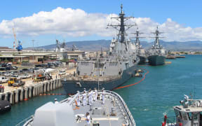 The HMNZS Te Kaha berths at Pearl Harbor, alongside the USCG Stratton, the USS Chung Hoon and the USS Mobile Bay.