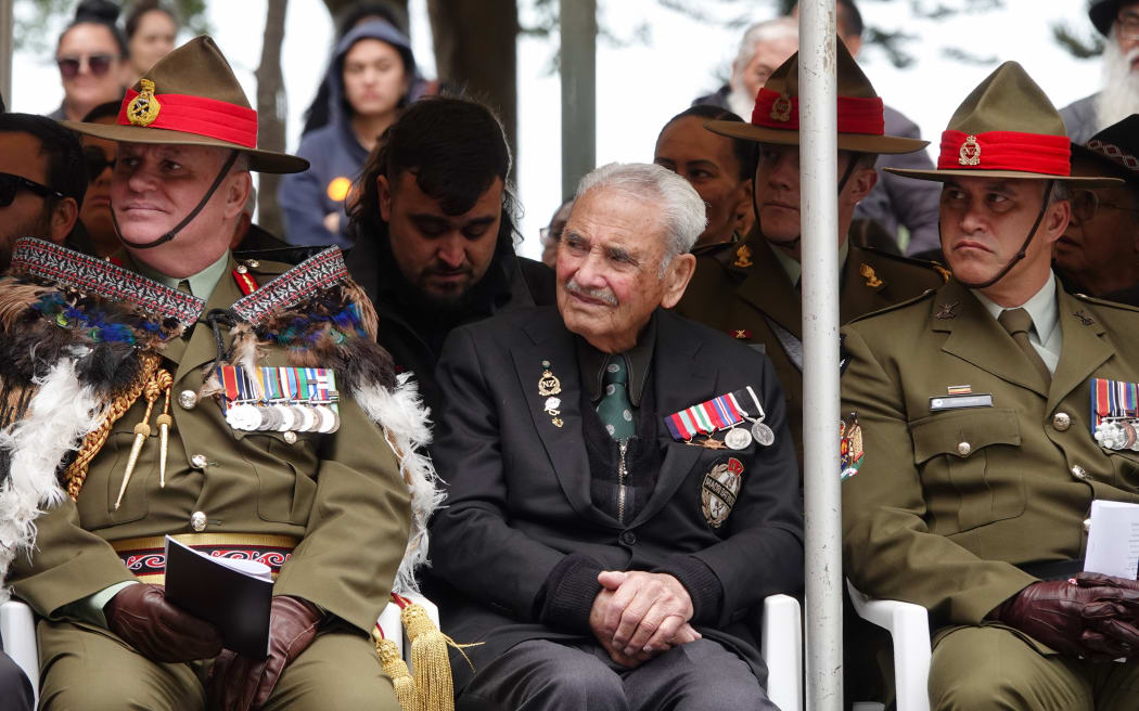 Tā (Sir) Robert “Bom” Gillies, last surviving member of the 28th Māori Battalion, is flanked by Major General John Boswell and Sergeant Major Wiremu Moffitt.