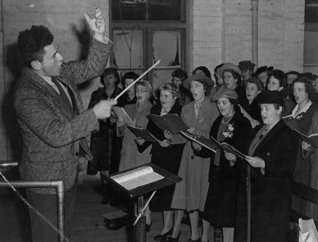 Georg Tintner conducting members of the Auckland Choral Society, ca 1947