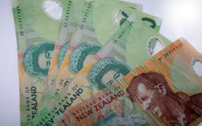 NZ twenty and five dollar notes.