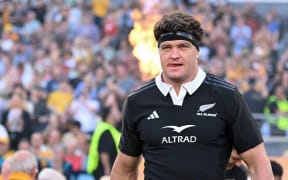 Scott Barrett of the All Blacks leads his team onto the field before the All Blacks v Australia, Lipovitan-D Rugby Championship test match, Accor Stadium, Sydney, Australia, Saturday, 21 September 2024. (Photo by Steven Markham / action press)