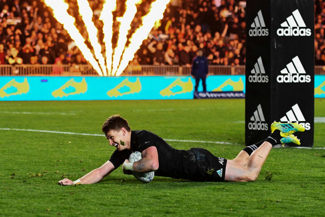 All Blacks Beauden Barrett scores a try.