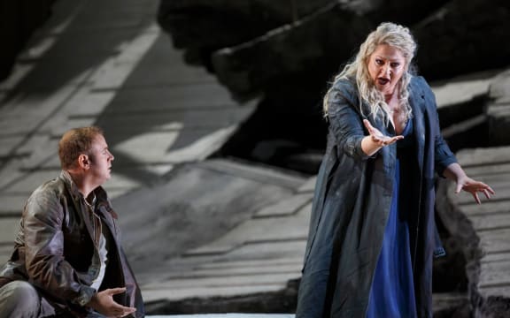 Lucas Meachem and Christine Goerke in Les TroyensLucas Meachem and Christine Goerke in Les Troyens