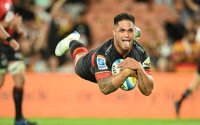 Quinn Tupaea of the Chiefs scores.
