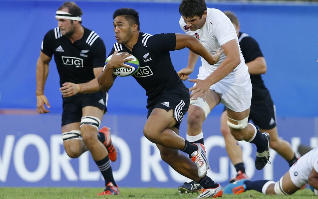 Vincent Tavae-Aso on his way to the try line.