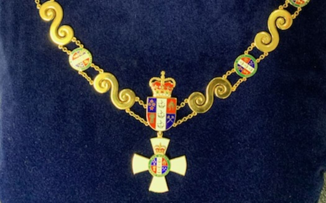 An image of the Queen's Collar. Royal jewelry.