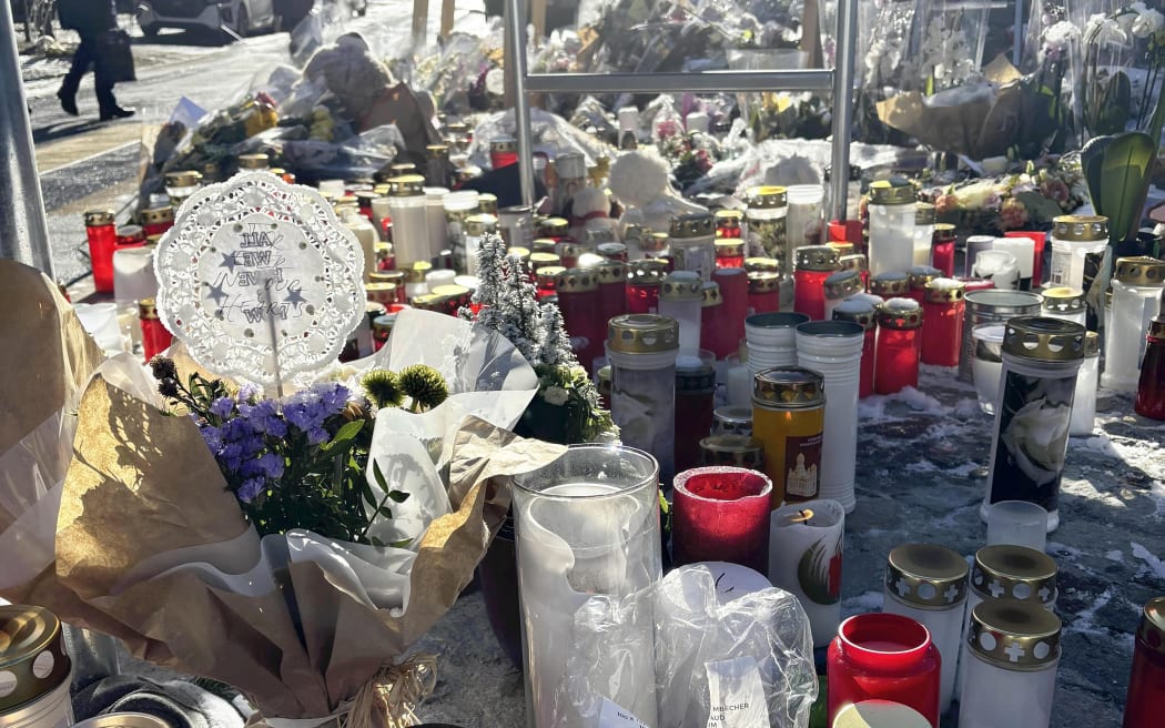 Flowers and candles are placed on the street near the fire site in Crans-Montana, Switzerland, on January 7, 2026. A week has passed since the New Year's Day fire at a bar in the ski resort of Crans-Montana, killing 40 people. On the 6th, Crans-Montana's mayor, Nicolas Ferraud, revealed that the bar had not undergone a single safety inspection since 2020. ( The Yomiuri Shimbun ) (Photo by Sho Funakoshi / The Yomiuri Shimbun via AFP)