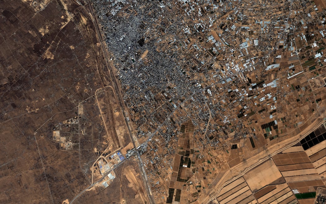 Esta imagen satelital, cortesía de Maxar Technologies, tomada el 15 de octubre de 2023, muestra una vista general del cruce fronterizo de Rafah hacia Egipto (C) y el sur de la Franja de Gaza (R).