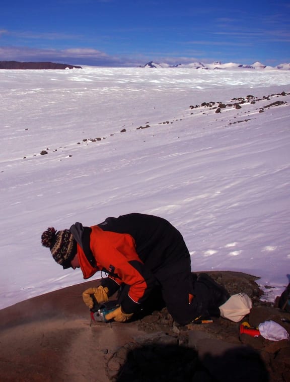 The chemistry on the surface of rocks changes when they emerge from the ice and are exposed to cosmic radiation. The team cut samples from exposed rocks to investigate the thinning history of the glacier.