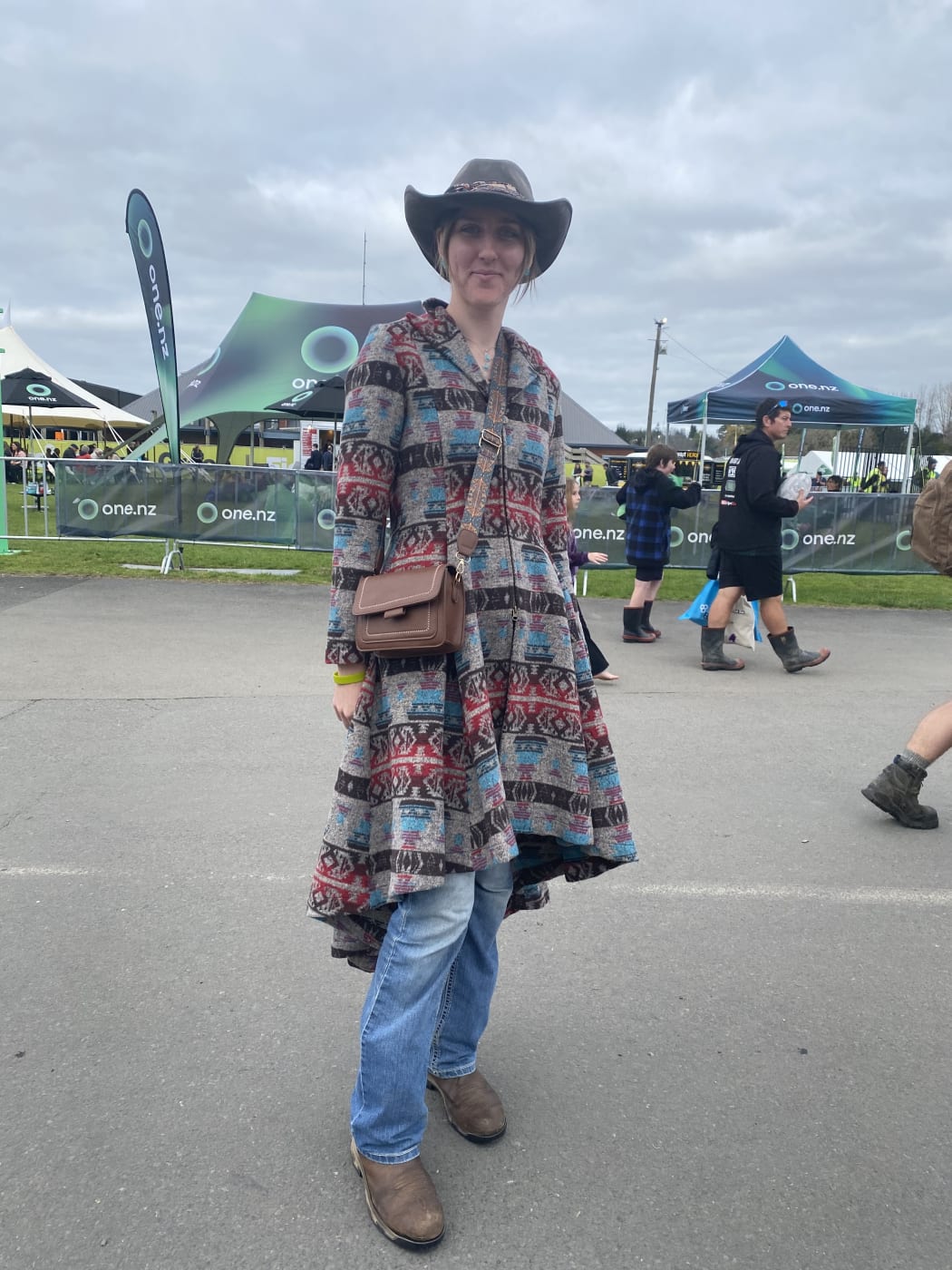 Natasha ma na sobie płaszcz Outback Trading.  To jej ulubiony płaszcz, który kupiła w Equifest.  Przychodzi uczyć się nowych rzeczy rozmawiając z innymi ludźmi.  Poszedłem do Innovation Club, który bardzo mi się podobał.