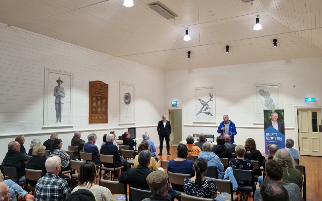 National MP Scott Simpson speaking to Coromandel residents on 21 September 2023.