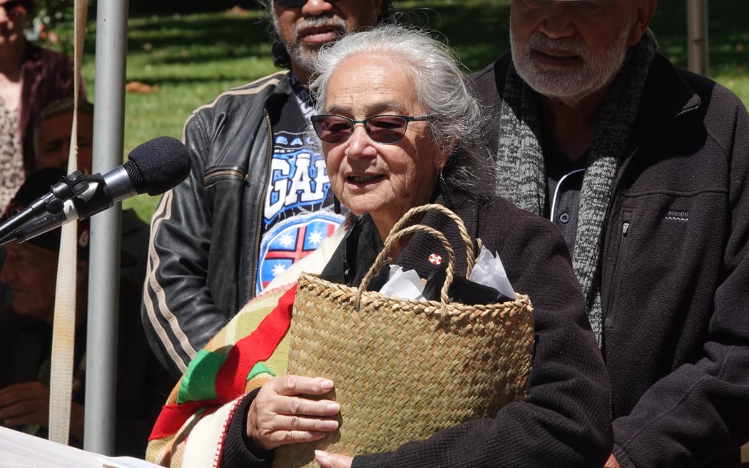 Whangaroa claimant Pat Tauroa, holding the report in a flax kete, challenges tribunal members to give a copy to the new prime minister.