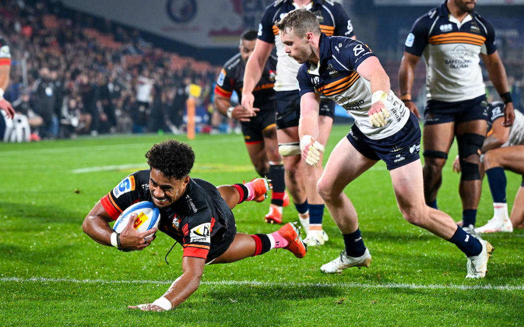 Emoni Narawa of the Chiefs dives to score a try.