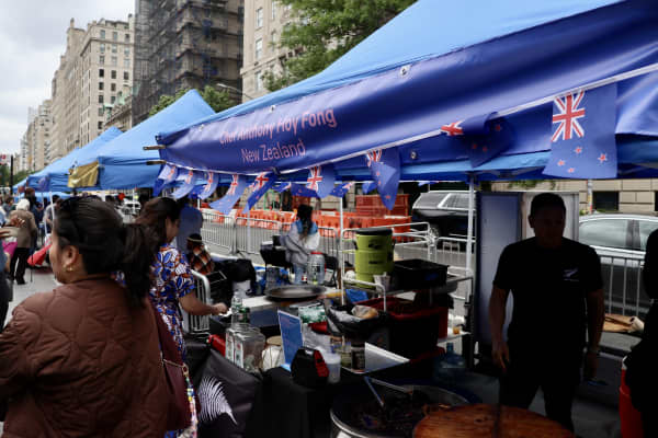 Anthony Hoy Fong's hangi-style slowed cooked lamb was a big hit at the re-opening of the Metropolitan Museum Oceania Galleries in New York.