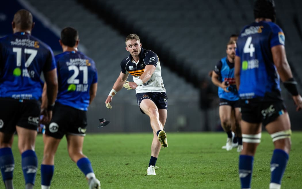 Brumbies Ryan Lonergan kicks the match winning penalty during the Super Rugby Paciﬁc - Blues v Brumbies at Eden Park, Auckland.