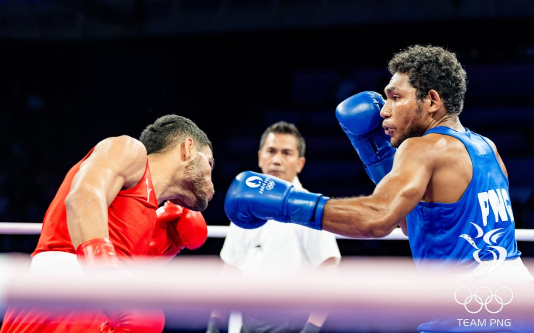 John Ume of PNG boxing taking on his Cuban oppenent in Paris.