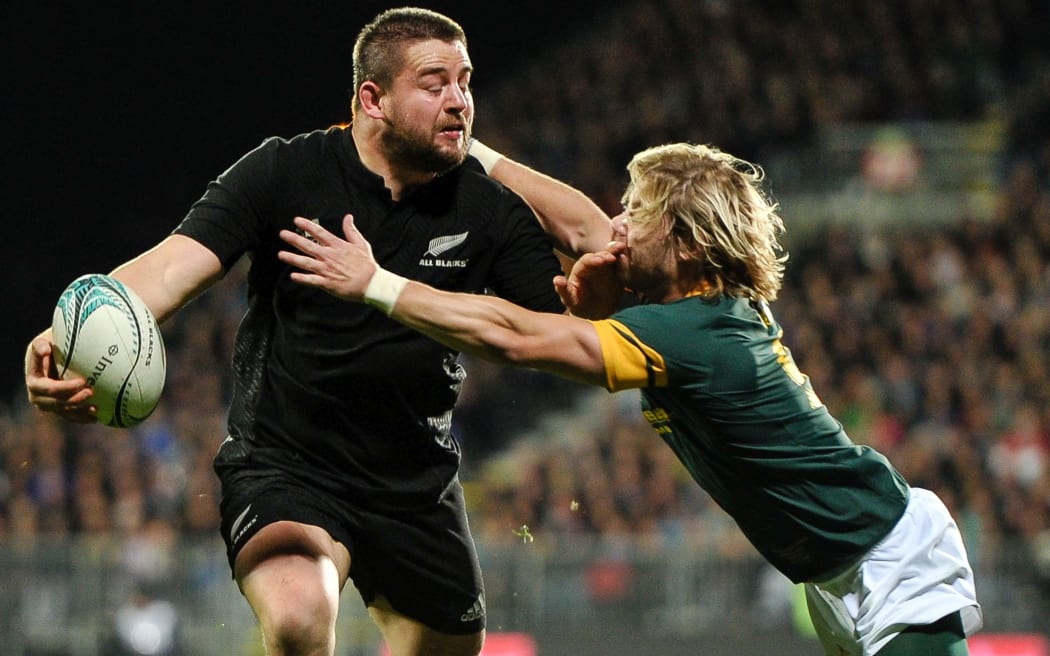 Dane Coles gives Faf de Klerk the big don't argue.