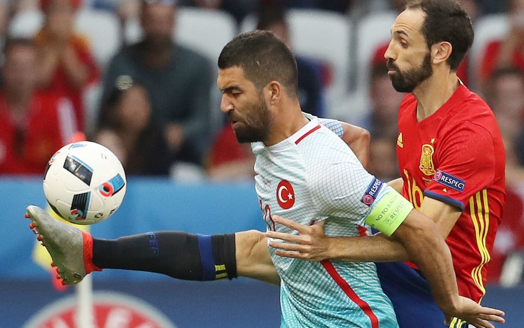 Spain beat Turkey 3-nil to advance to the last 16 at the European Football Championship.
