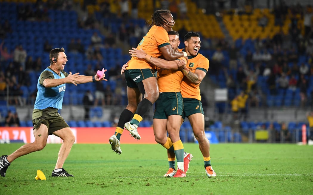 Wallabies players react with Quade Cooper (centre) after he kicked a penalty on full time to give the Wallabies victory during the Rugby Championship Round 3 match between Australia Wallabies and South Africa Springboks at CBus Stadium on the Gold Coast, Saturday, September 12, 2021.