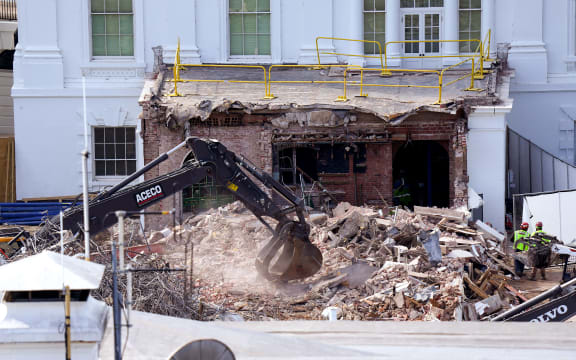 WASHINGTON, DC - OCTOBER 23: An excavator works to clear rubble after the East Wing of the White House was demolished on October 23, 2025 in Washington, DC. The demolition is part of U.S. President Donald Trump's plan to build a multimillion-dollar ballroom on the eastern side of the White House.   Eric Lee/Getty Images/AFP (Photo by Eric Lee / GETTY IMAGES NORTH AMERICA / Getty Images via AFP)