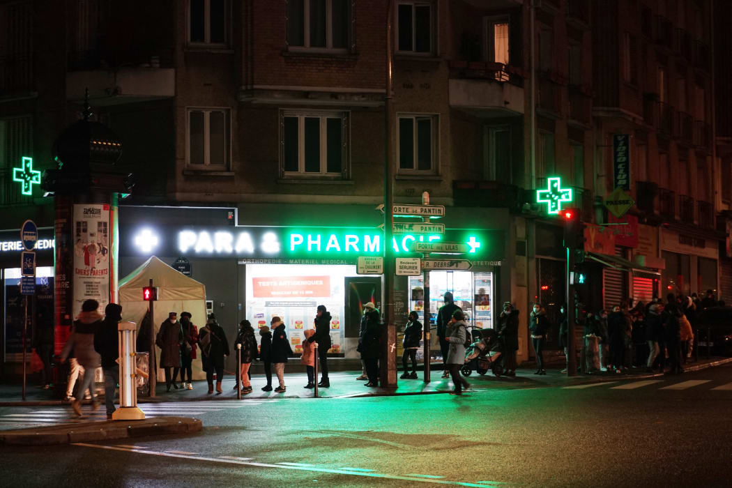 With the strong resumption of the contaminations with the omicron variant, the pharmacies are taken by storm to carry out tests. Here a pharmacy on a Sunday evening with many families with children waiting in a long queue. )