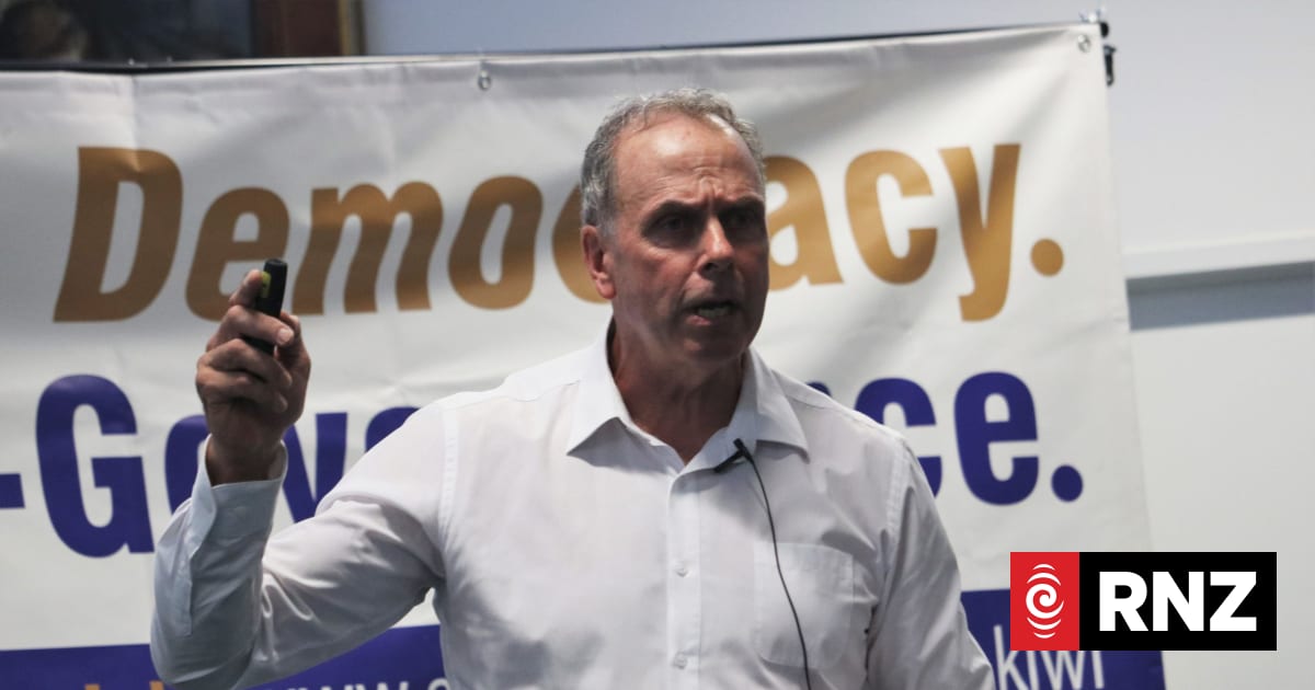 Unapproved anti co-governance signs to come down | RNZ