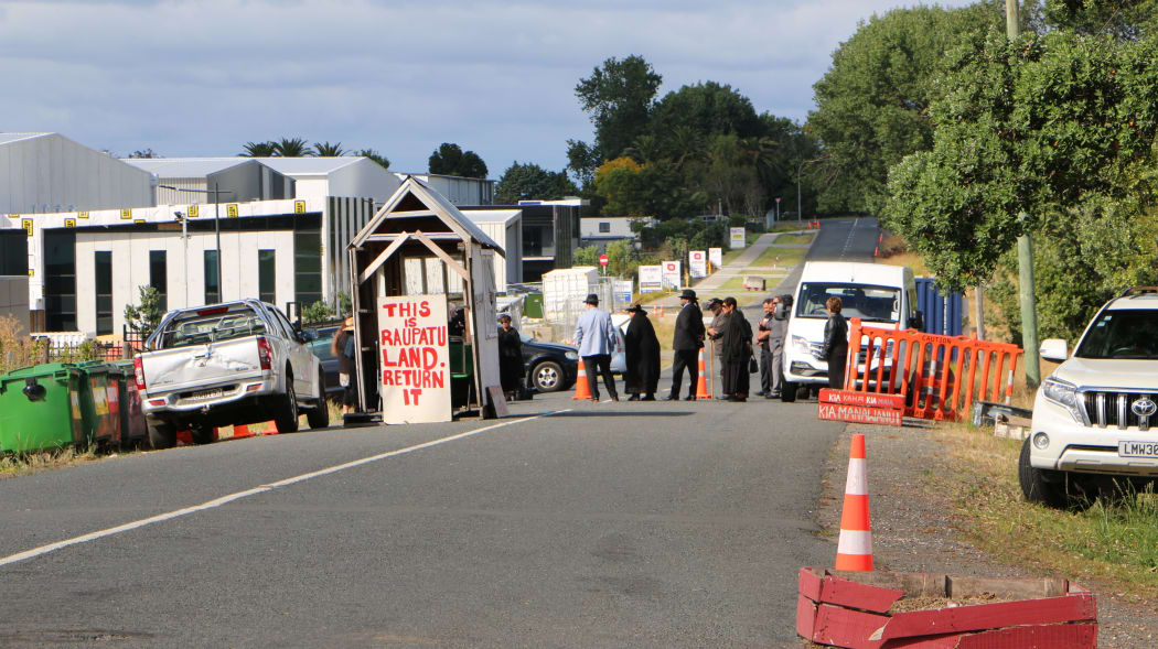 People arrive at Ihumātao ahead of Kiingi Tūheitia.