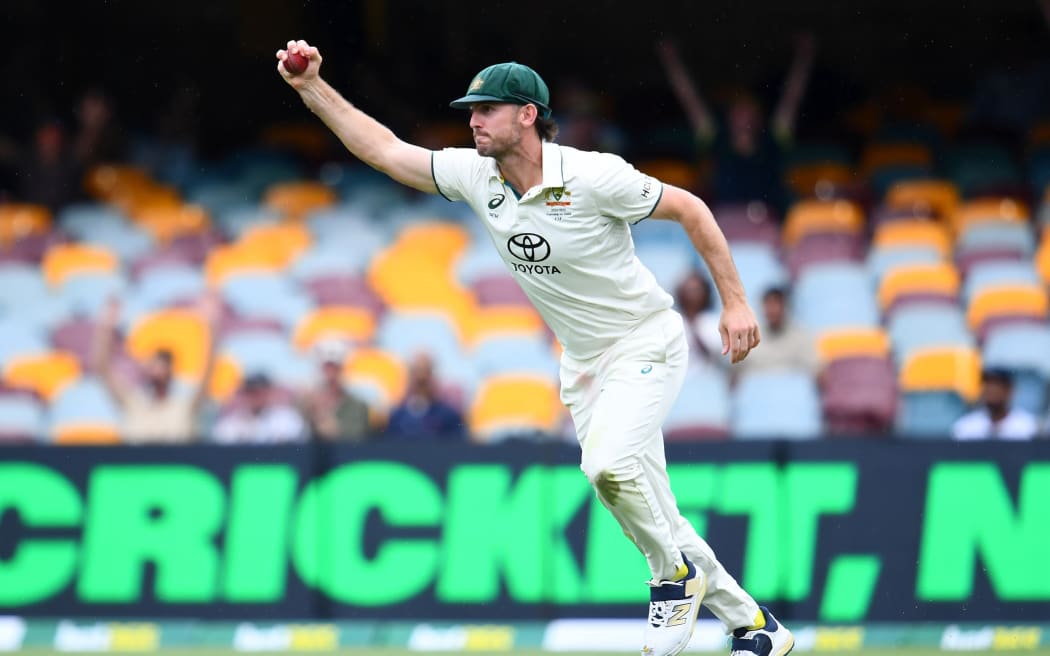 Allrounder Mitch Marsh has been dropped from Australian side for the fifth and final test against India.