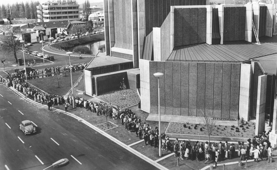 Hundreds queue along Kilmore Street to see inside the Christchurch Town Hall in 1971