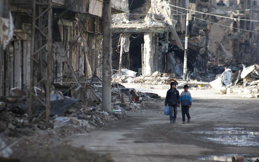 Children carrying food to their families in the city of Deir Ezzor.