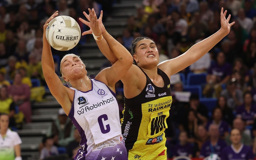 Stars' Mila Reuelu-Buchanan (L) battles for possession with Pulse's Fa'amu Ioane during the ANZ Premiership elimination final in Porirua.