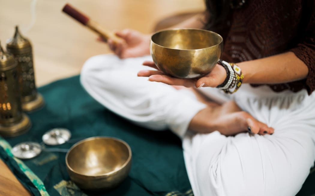 A sound therapy healer in action