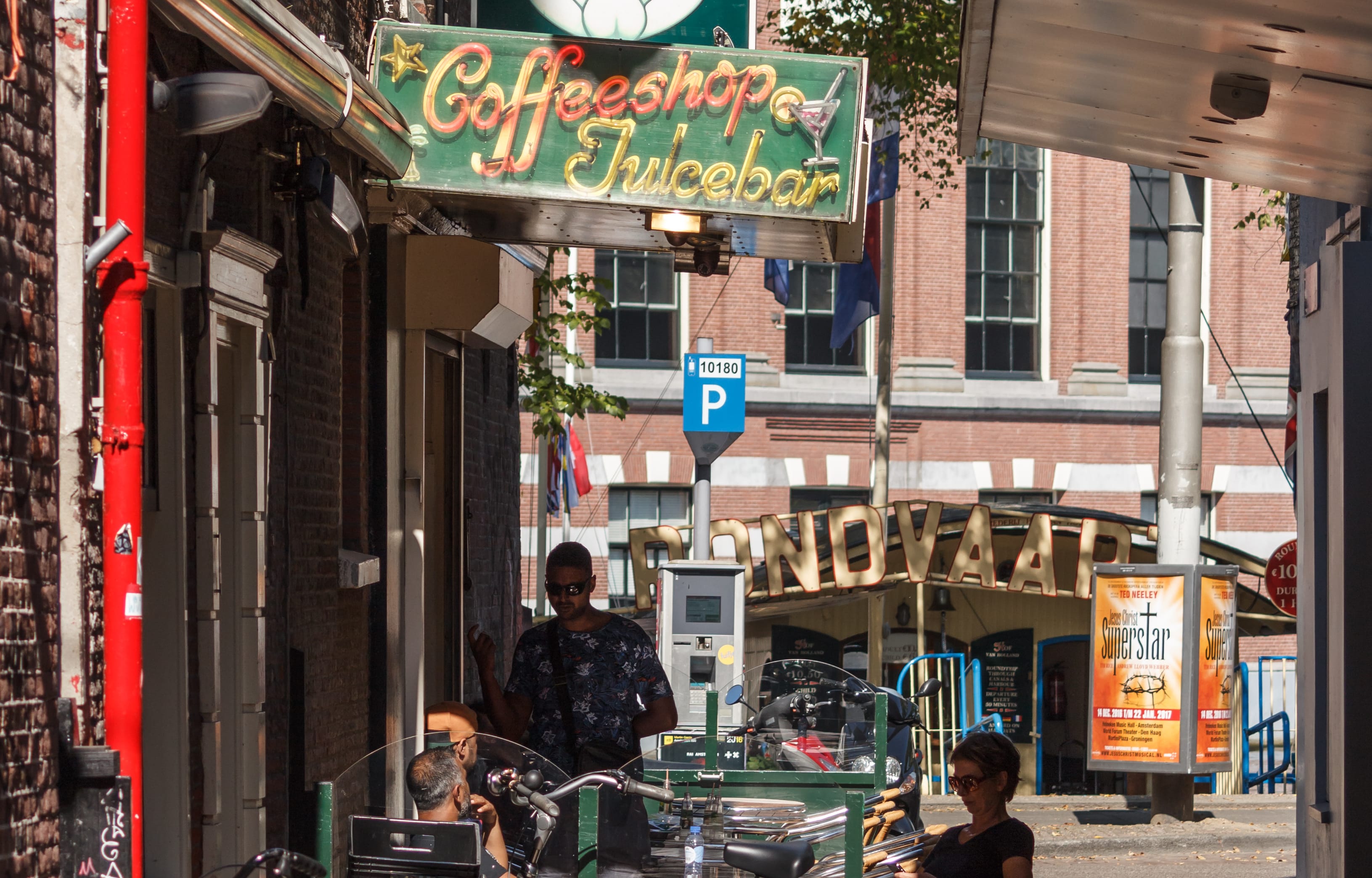 A view down Regulierssteeg as seen from the Amstel with sign for Spaghetti Web and Coffee Shop, The Saint.