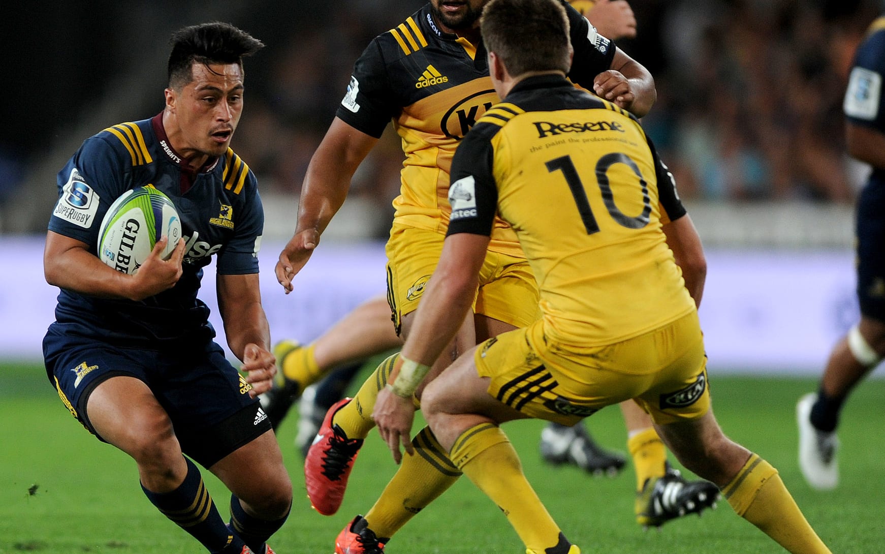 Jason Emery of the Highlanders makes a break, during the Super Rugby match between the Highlanders and the Hurricanes, at Forsyth Barr, Dunedin, New Zealand, 5 March 2016.