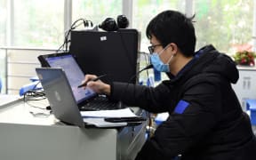 Physics teacher Li Wenzhi gives an online tuition to students at Hefei No. Eight Senior High School in Hefei, east China's Anhui Province, Feb. 3, 2020.