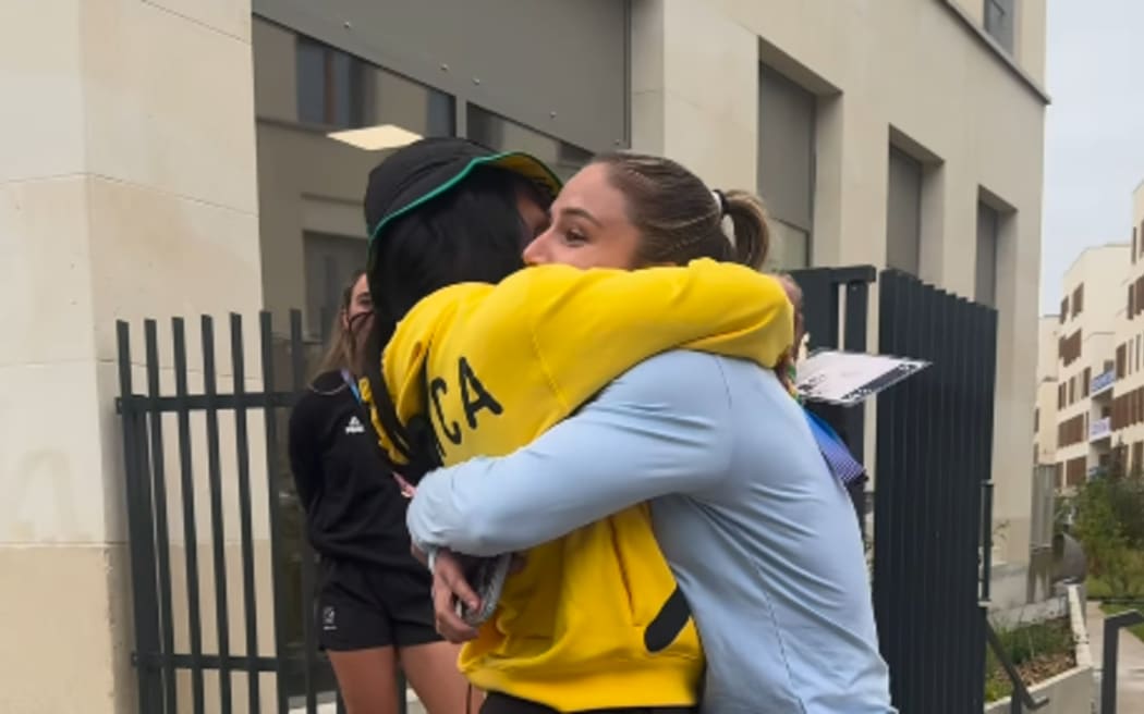 La capitana de Black Ferns Sevens, Michaela Blyde, se reúne con la velocista jamaicana Shelley-Anne Fraser-Pryce en los Juegos Olímpicos de París.