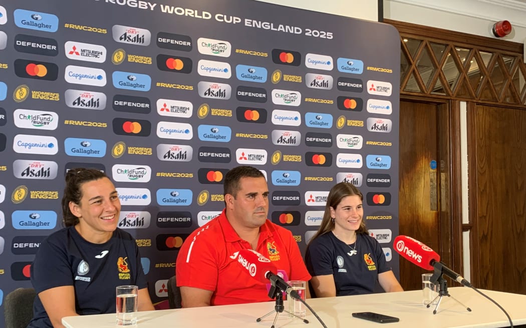 (from left) Spanish player Mónica Castello, coach Juan González, and Claudia Peña.