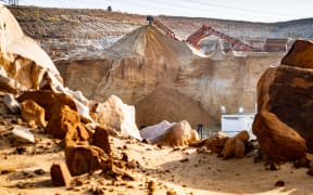 Sand is mined in a pit in central Hessen. Hesse is a country rich in raw materials. However, sand and gravel pits are not permitted in many areas - for example to protect groundwater. Important building materials could possibly become scarce on the construction sites.