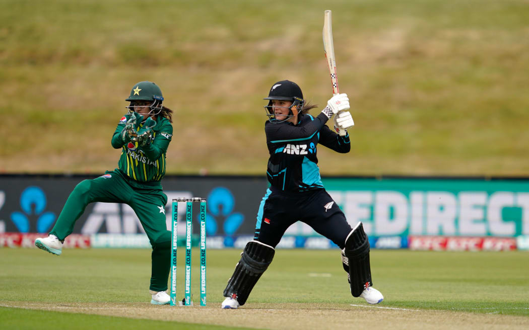 Amelia Kerr captains New Zealand. White Ferns v Pakistan Women, 3rd T20I Women’s International cricket match at Sir John Davies Oval, Queenstown, New Zealand on Saturday 9 December 2023.
Photo credit: Michael Thomas / www.photosport.nz