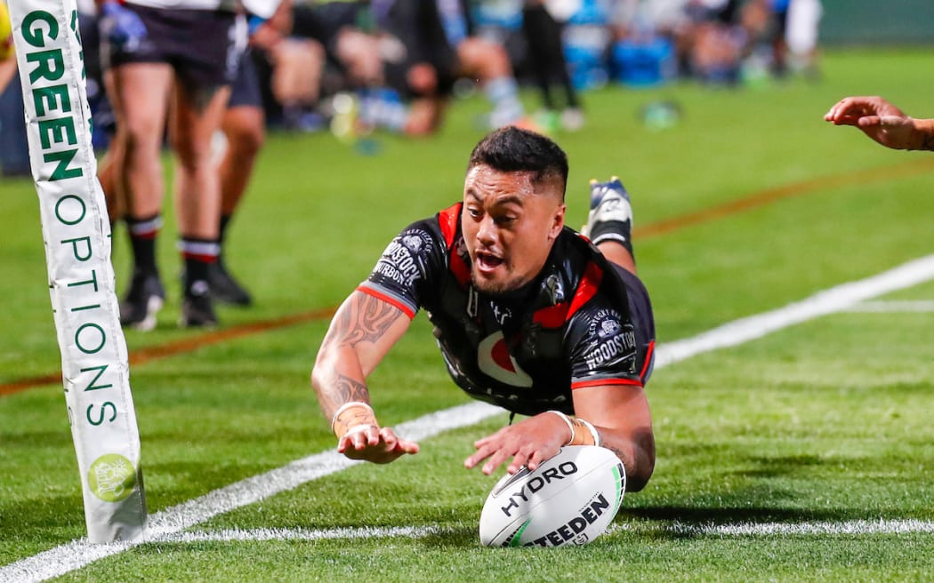 Adam Pompey scores. Cronulla Sharks v Vodafone Warriors. NRL Rugby League, Netstrata Jubilee Stadium, Sydney, NSW