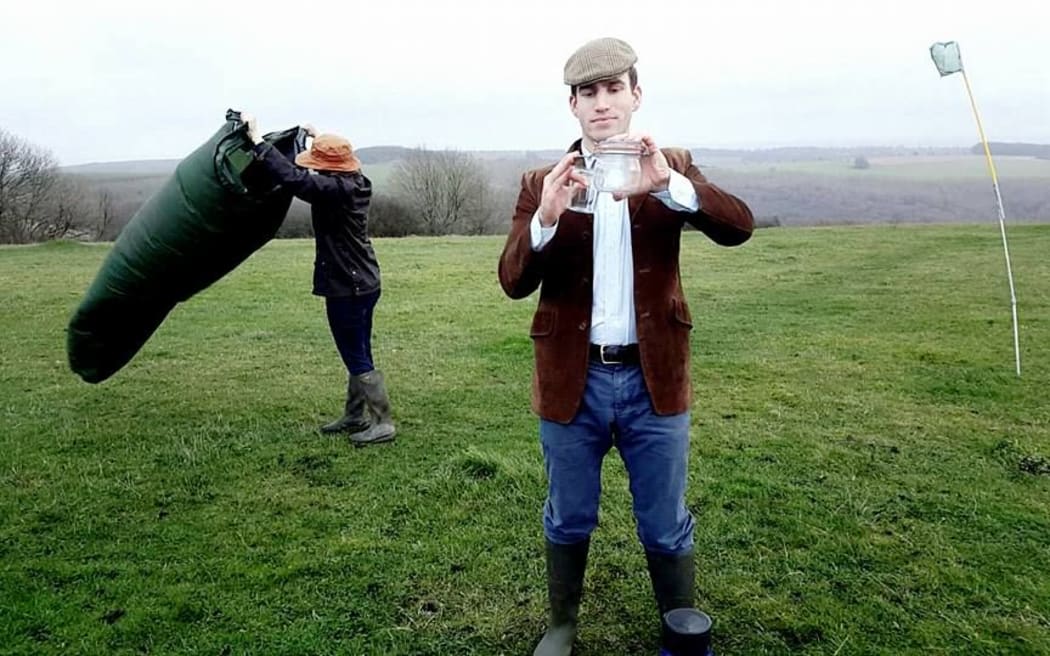 Leo De Watts demonstrating his air collection technique.