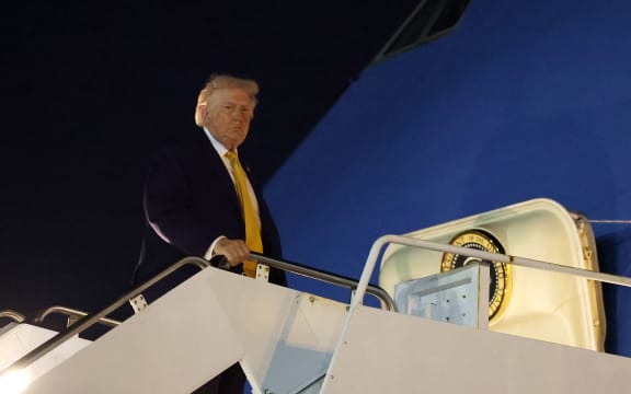 WEST PALM BEACH, FLORIDA - JANUARY 04: U.S. President Donald Trump boards Air Force One on January 4, 2026 at Palm Beach International Airport in West Palm Beach, Florida. Trump is returning to Washington after giving the order for the United States military to capture Venezuelan President Nicolás Maduro and his wife, Cilia Flores.   Joe Raedle/Getty Images/AFP (Photo by JOE RAEDLE / GETTY IMAGES NORTH AMERICA / Getty Images via AFP)